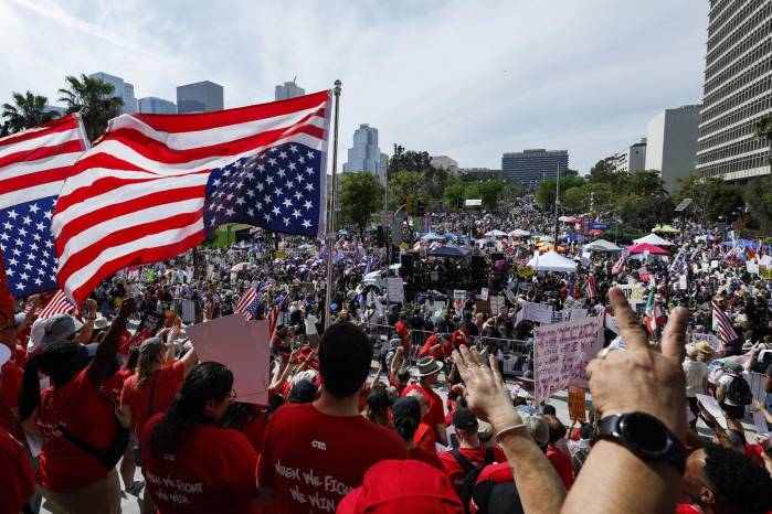 Activistas se congregan durante la manifestación “No Kings” en el centro de Los Ángeles, California, EE.UU. contra el presidente Donald Trump.