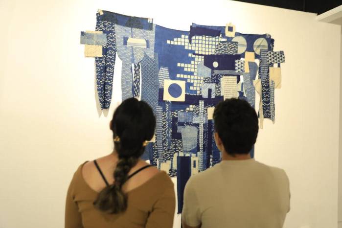 Dos personas observan una obra en el Museo de Arte Contemporáneo de Panamá.