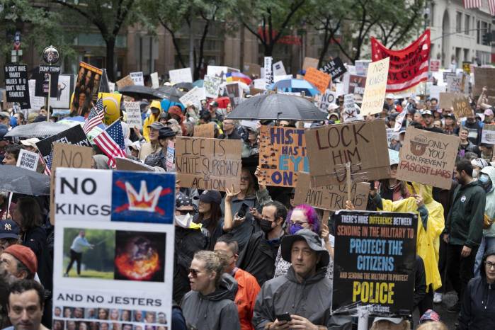 Miles de personas se manifestaron como parte de las cientos de protestas que se celebran en el país contra la agresiva política migratoria del republicano.