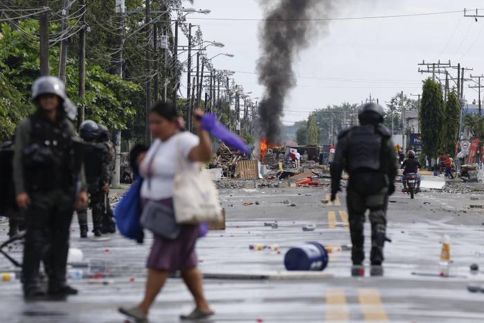 Civiles y policías fueron captados este domingo, 22 de junio, en una calle bloqueada durante una nueva jornada de protestas, en Changuinola.