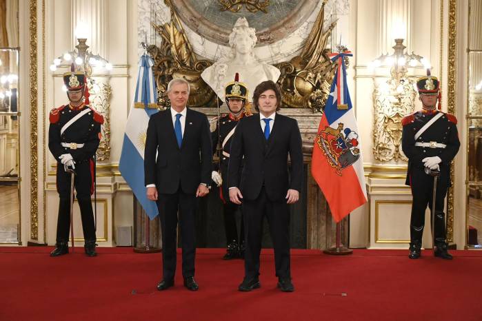 El presidente Javier Milei (d), posando junto al presidente de Chile, José Antonio Kast, durante una reunión este lunes, en Buenos Aires (Argentina).