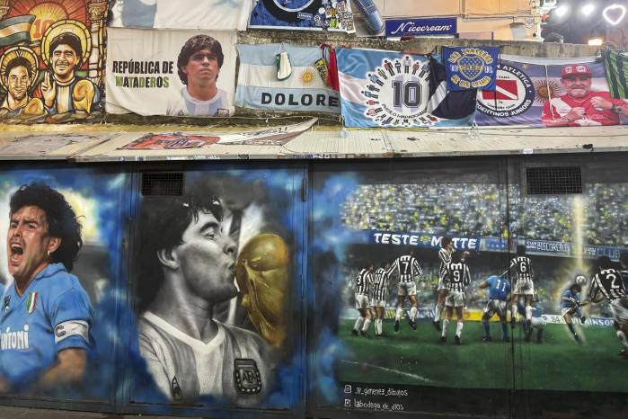 NÁPOLES (ITALIA), 25/11/2025.- Como si hubiera muerto un familiar, confiesa el napolitano Luigi al recordar la muerte de Diego Armando Maradona hace cinco años, un sentimiento que se extiende por toda Nápoles (sur), repleta de homenajes al astro argentino y donde el pesar por su pérdida se mantiene todavía hoy entre aficionados de todas las generaciones.EFE/ Carlos Expósito