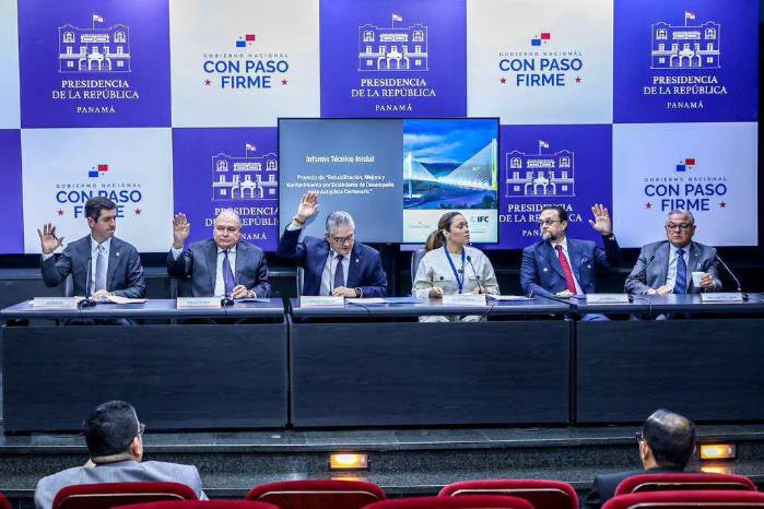 Ministros presentes durante la sesión extraordinaria del Consejo de Gabinete, este martes 13 de octubre.