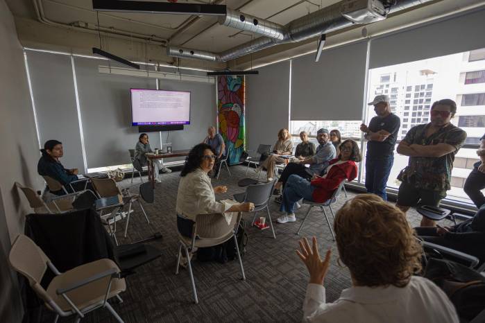 Discusión sobre los trabajos presentados durante el taller de escritura.
