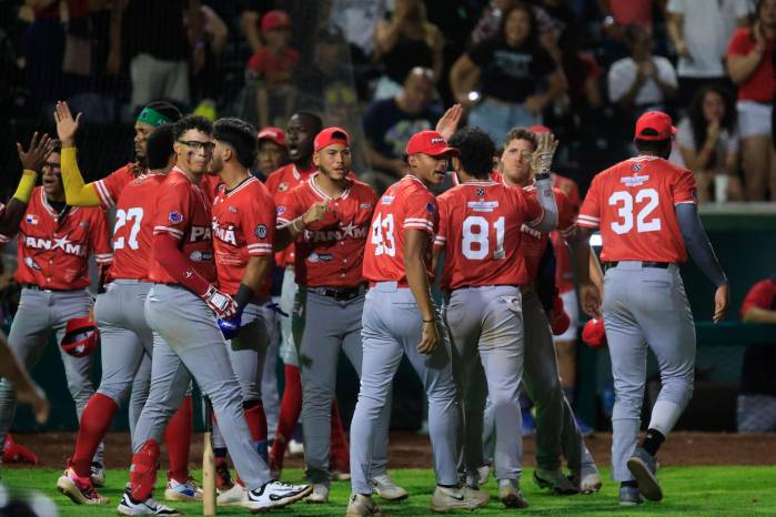 Jugadores de Panamá celebran la clasificación a la final del torneo Panamericano Sub-23 y al Mundial de la categoría en 2026 al derrotar de remontada a Cuba en en el estadio Mariano Rivera de La Chorrera.