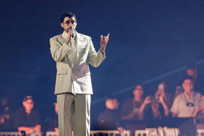El cantante puertorriqueño Bad Bunny se presenta durante un concierto de su gira mundial 'Debí tirar más fotos' este viernes, en el Estadio Nacional en Lima.