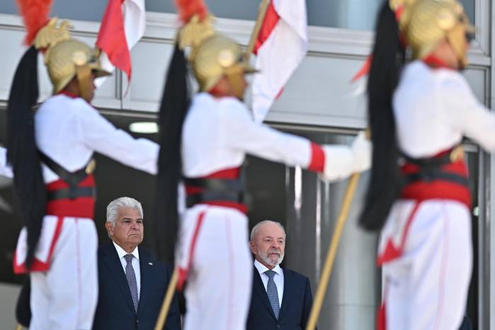 El presidente de Brasil, Luiz Inácio ‘Lula’ da Silva (der.), recibe a su homólogo de Panamá, José Raúl Mulino este jueves, en el Palacio del Planalto en Brasilia.