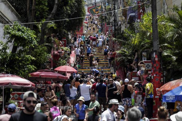 Fotografía de archivo del 23 de enero de 2023 que muestra a personas recorriendo la Escalera de Selarón en el centro de Río de Janeiro.