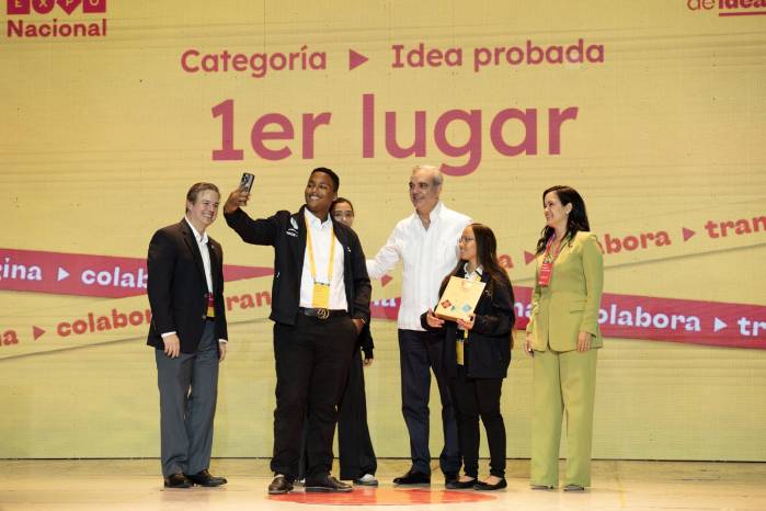 El presidente de República Dominicana, Luis Abinader (c), posa con los ganadores de la categoría Idea Probada en la clausura de 'Expo Nacional República de Ideas'.