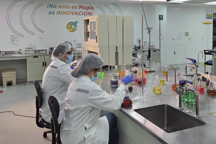Fotografía sin fecha específica de toma cedida por el Centro de Innovación de Coca-Cola en América Latina que muestra a integrantes del equipo Coca-Cola trabajando en el (Tech Center), en Ciudad de México (México).