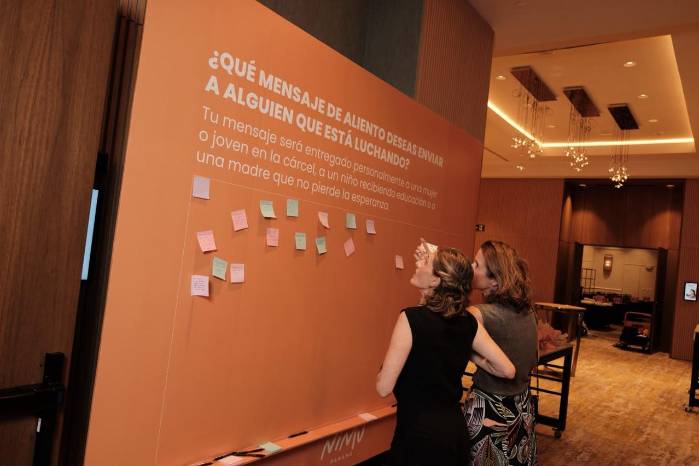 La celebración incluyó además una subasta de obras de los artistas Momo Magallón, Madmagos y Tigriyo, en una actividad curada por la gestora cultural Gladys Pérez.