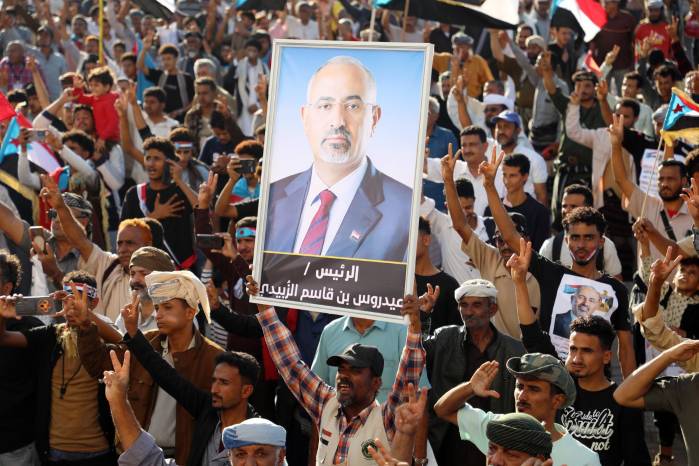 Imagen de archivo de un retrato del máximo líder del Consejo de Transición Sureño (CTS), Aidaros Alzubidi, durante una manifestación en favor de la independencia del sur de Yemen, en la ciudad portuaria meridional de Adén, Yemen, el 25 de diciembre de 2025.