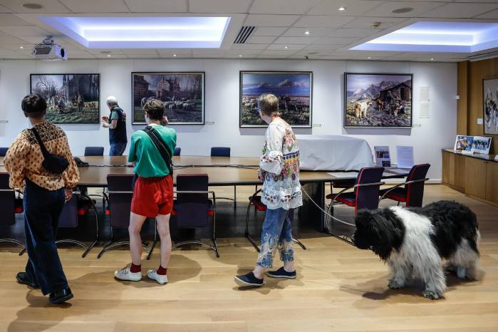 Visitantes del museo dedicado a los perros en Aubervilliers, cerca de París.