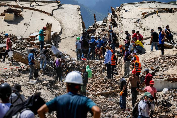 Los terremotos y sus réplicas que han abatido Venezuela desde el pasado 24 de junio ahora dejan un saldo de casi 2,000 víctimas letales.