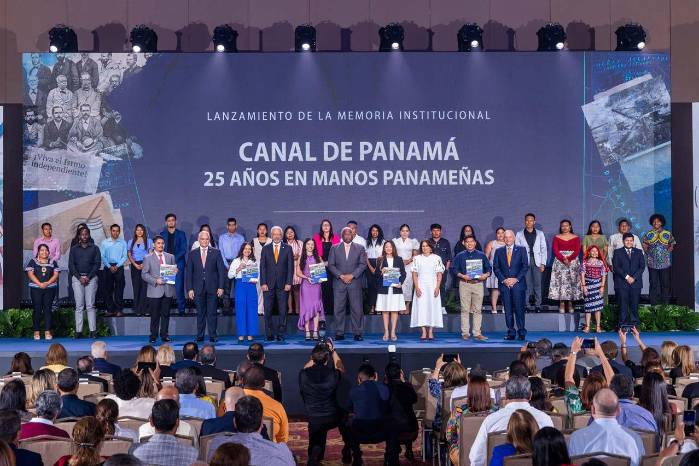 El Canal de Panamá celebra 111 años con nuevas estrategias de sostenibilidad, remolcadores híbridos y proyectos sociales que benefician a más de dos millones de panameños.