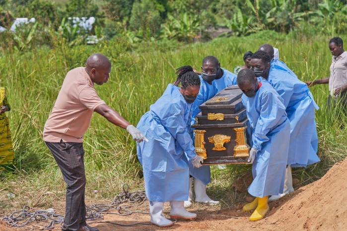 El ataúd de una víctima del ébola es llevado a un cementerio en Rwanpara, Ituri, República Democrática del Congo.