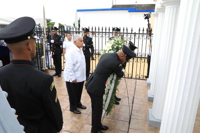 Tras el discurso de Ahumada, se llevó la ofrenda floral ante el Mausoleo de los Soldados de la Independencia.