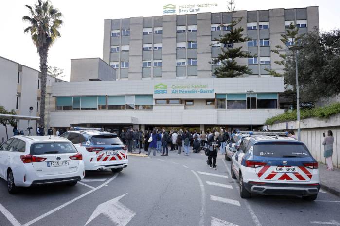 A las afueras del Hospital Residencia Sant Camil, en Sant Pere de Ribes (Barcelona), varias personas estaban a la expectativa del desenlace de la eutanasia de Noelia, la joven de Barcelona de 25 años afectada por una paraplejia.