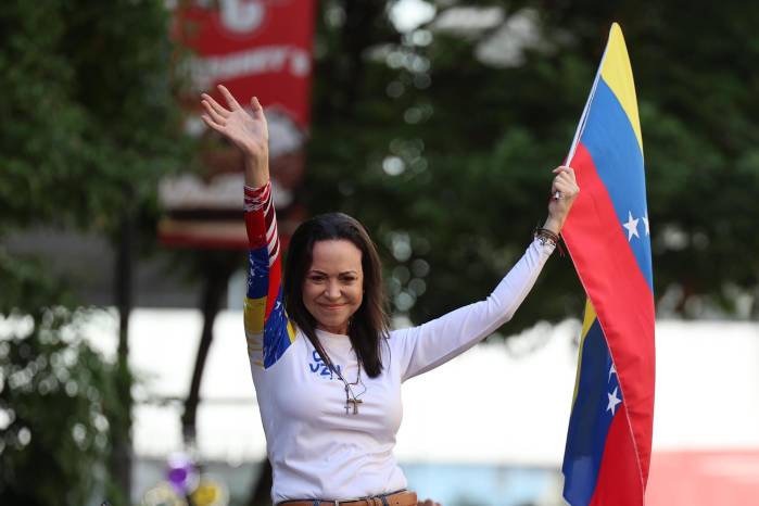 Fotografía de archivo que muestra a la líder opositora María Corina Machado saludando a seguidores durante una manifestación, en Caracas (Venezuela).