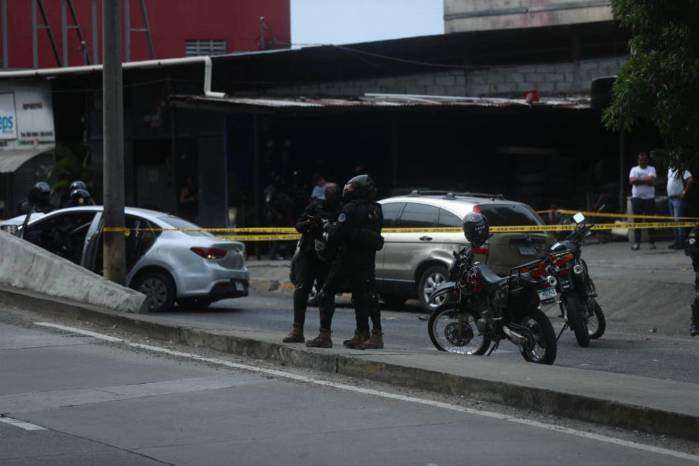 Tras el fuerte impacto, las unidades policiales lograron neutralizar y retener al sospechoso.