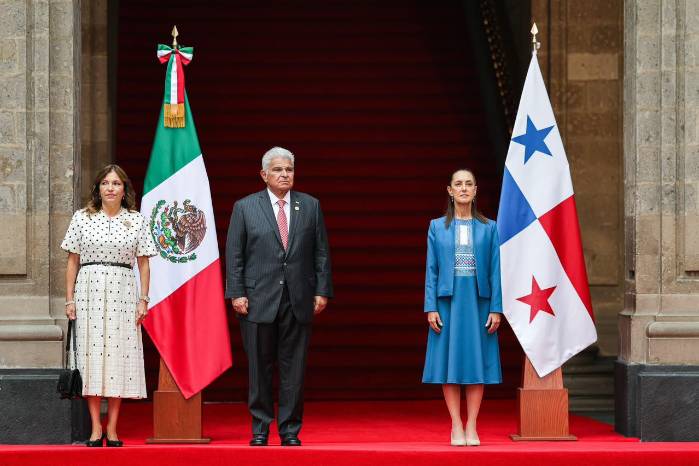 El presidente José Raúl Mulino y la primera dama Maricel Cohen de Mulino, al lado de la presidenta mexicana Claudia Sheinbaum.