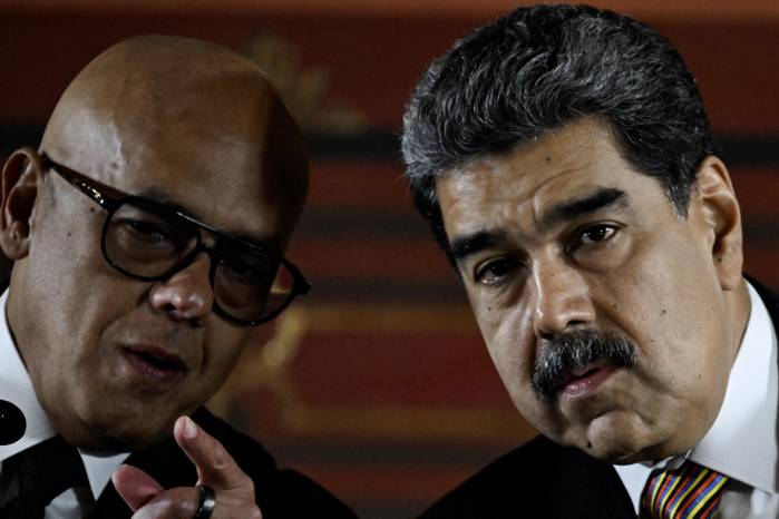 El presidente de Venezuela, Nicolás Maduro (der.), escucha al presidente de la Asamblea Nacional, Jorge Rodríguez.
