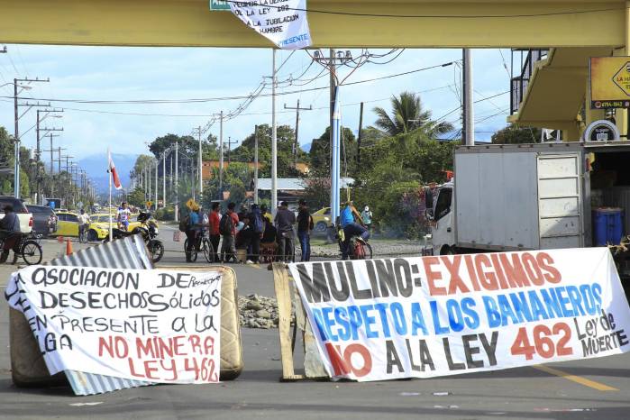 Fotografía del 24 de mayo de 2025 de trabajadores bananeros bloqueando una carretera en Changuinola, provincia caribeña de Bocas del Toro (Panamá). El Gobierno de Panamá declaró el estado de emergencia en Bocas del Toro (Caribe), que desde hace semanas registra fuertes protestas con bloqueos viales y donde la principal bananera del país anunció despidos masivos a sus trabajadores en huelga tras pérdidas millonarias.