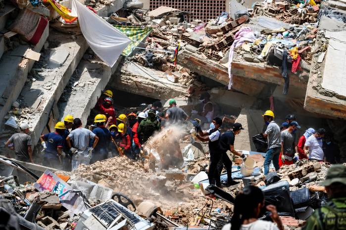 Más de 6.400 personas fueron rescatadas con vida, según cifras oficiales.