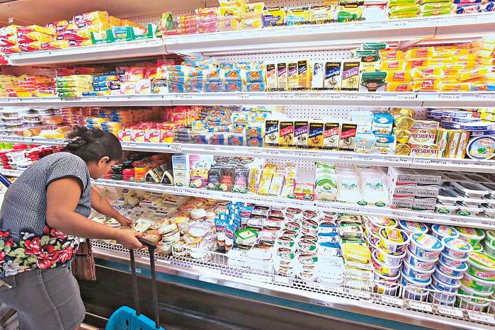 El Gobierno está evitando reducciones en la compra y producción de leche fresca nacional.