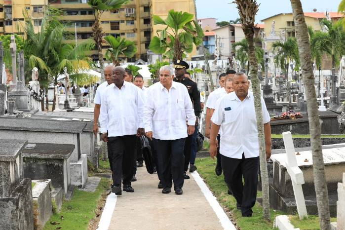 El presidente de la República a su llegada al Cementerio Amador.
