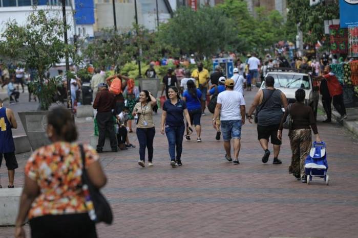 Panameños caminan por la 5 de Mayo.