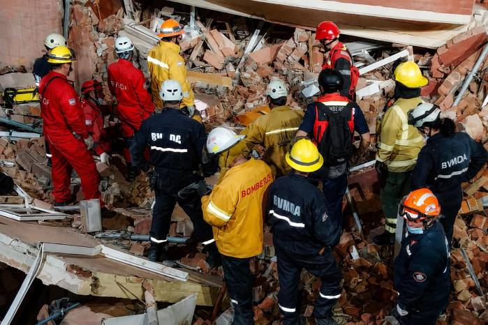 Rescatistas en labores de búsqueda en un edificio afectado por los terremotos, en una imagen del sábado en La Guaira (Venezuela).