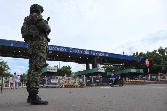 Un integrante del Ejército colombiano presta seguridad este domingo, en el Puente Internacional Simón Bolívar, en Cúcuta (Colombia). EFE/ Mario Caicedo