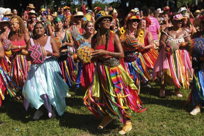 La diversidad de colores, el brillo y la música está movilizando a miles de brasileños en Carnaval.