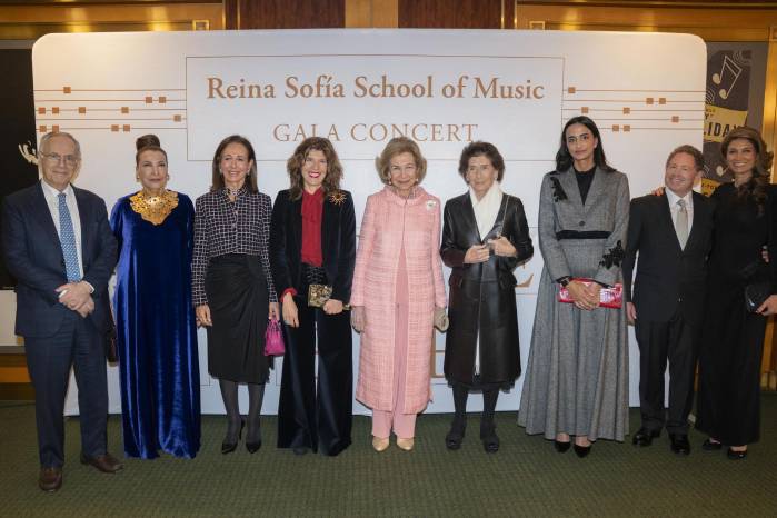 La reina Sofía (c) junto a la fundadora y presidenta de la Escuela Superior de Música Reina Sofía, Paloma O'Shea (4-d) posan previo a un concierto este jueves, en el Carnegie Hall en Nueva York (Estados Unidos).