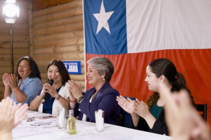 La candidata la Presidencia de Chile Jeannette Jara (c-d) donde aparece la candidata en una reunión con mujeres de La Pintana y la alcaldesa democristiana (centro) de este barrio, Claudia Pizarro (c-i), este lunes en Santiago (Chile).