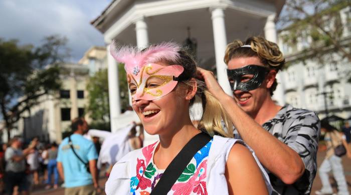 Turistas de diversas nacionalidades se ataviaron con máscaras alusivas a las fiestas carnestolendas.