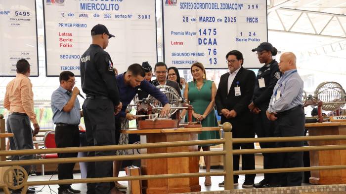 Celebración de un sorteo de la lotería desde la Plaza Víctor Julio Gutiérrez.