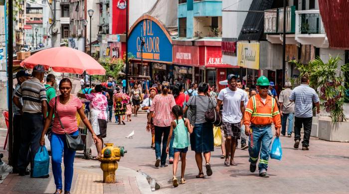 El ingreso per cápita, la educación y la esperanza de vida han sido parciales, incompletos y desiguales. En la imagen, personas caminan en la calle Peatonal, Avenida Central, en la ciudad de Panamá.