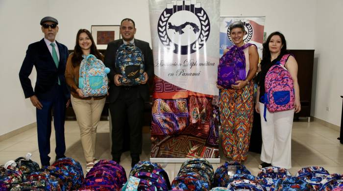 La donación de más de 50 mochilas están equipadas con útiles escolares.