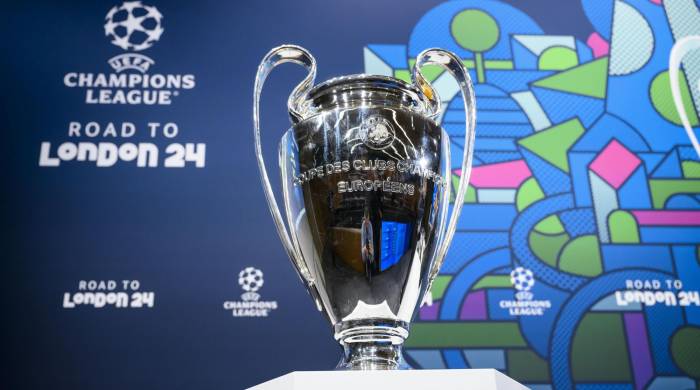 El trofeo de la UEFA Champions League previo al sorteo.