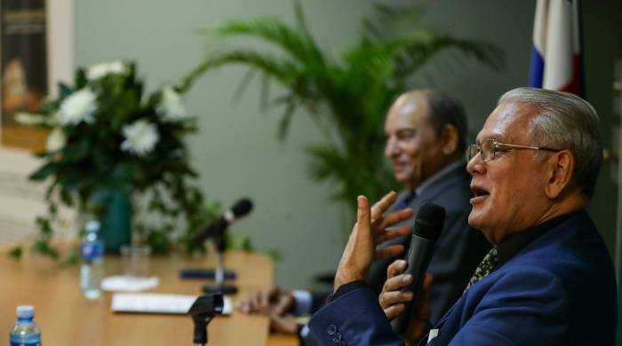 Junto al autor, Carlos H. Cuestas estuvo analizando el tema de este libro.