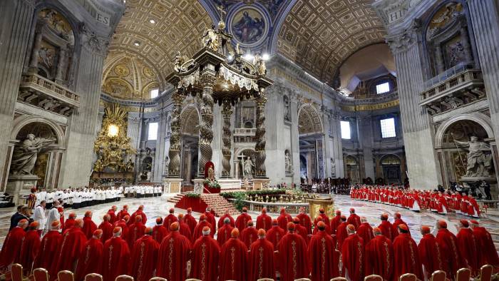 Cardenales reunidos en la V misa de novenario por el fallecimiento del papa Francisco.