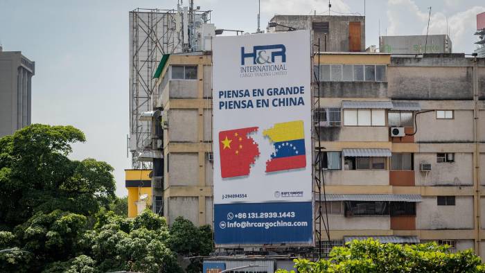 Fotografía de una valla publicitaria de una empresa de carga que presta servicios logísticos entre China y Venezuela.