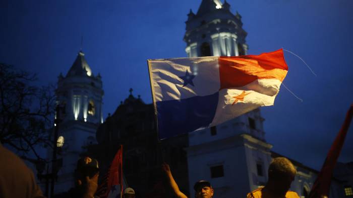 Un hombre sostiene una bandera durante una protesta contra la ley del seguro social y el acuerdo de seguridad con Estados Unidos este viernes, en Ciudad de Panamá (Panamá).
