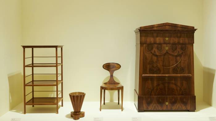 En la imagen, muebles de la época expuestos en la muestra.