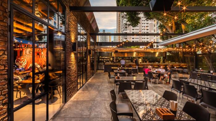 Cuenta con un salón y una terraza que dependiendo del clima, es ‘descapotable’.