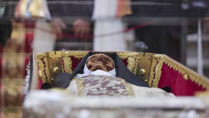 Por primera vez en este siglo, ha tenido lugar la exposición pública de Santa Teresa de Jesús para su veneración en la Basílica de la Anunciación de Nuestra Señora del Carmen, en la localidad salmantina de Alba de Tormes.