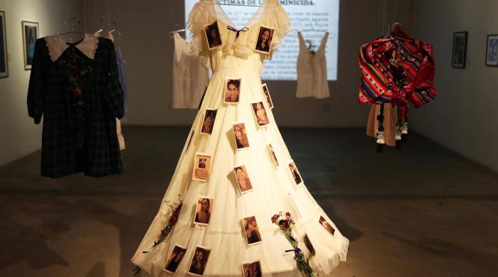 Muestra ropa y fotografías de mujeres víctimas de violencia durante la exposición 'Mujer Peligro Mujer'.