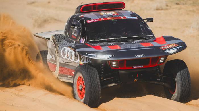 Los pilotos españoles Carlos Sainz y Cruz Lucas del equipo Audi Sport participan en el Dakar.